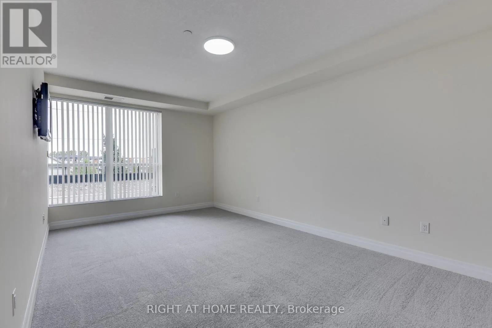 212 - 240 VILLAGEWALK BOULEVARD