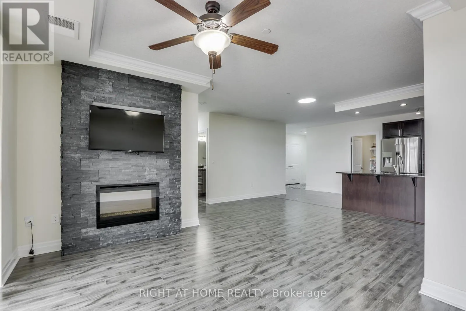 212 - 240 VILLAGEWALK BOULEVARD