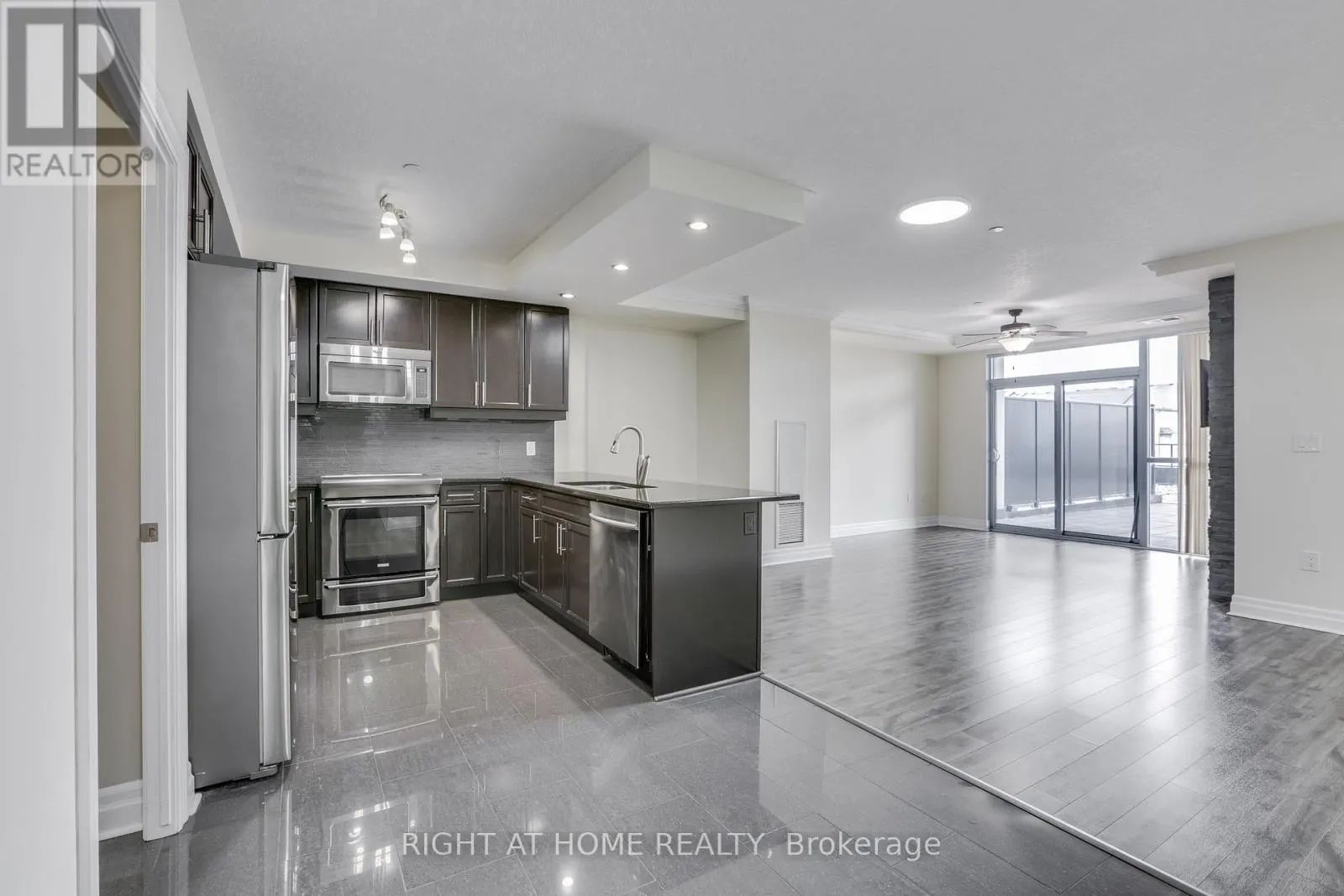 212 - 240 VILLAGEWALK BOULEVARD