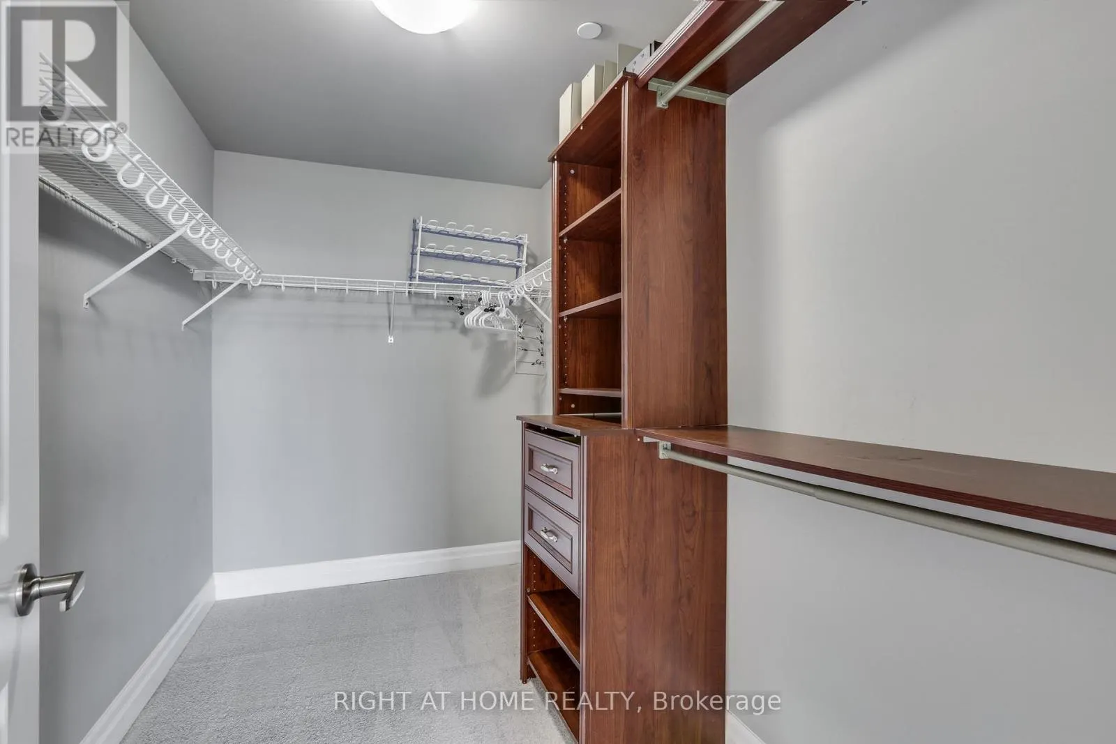 212 - 240 VILLAGEWALK BOULEVARD