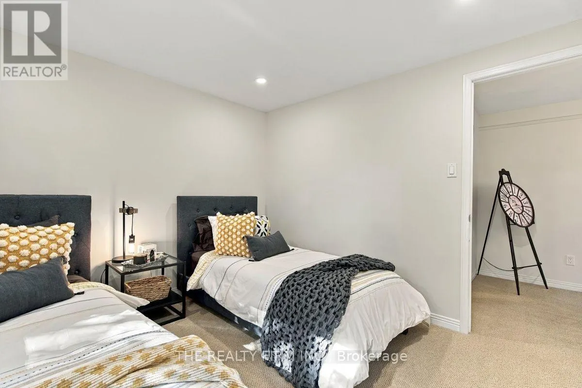 11 SOMERSET CRESCENT