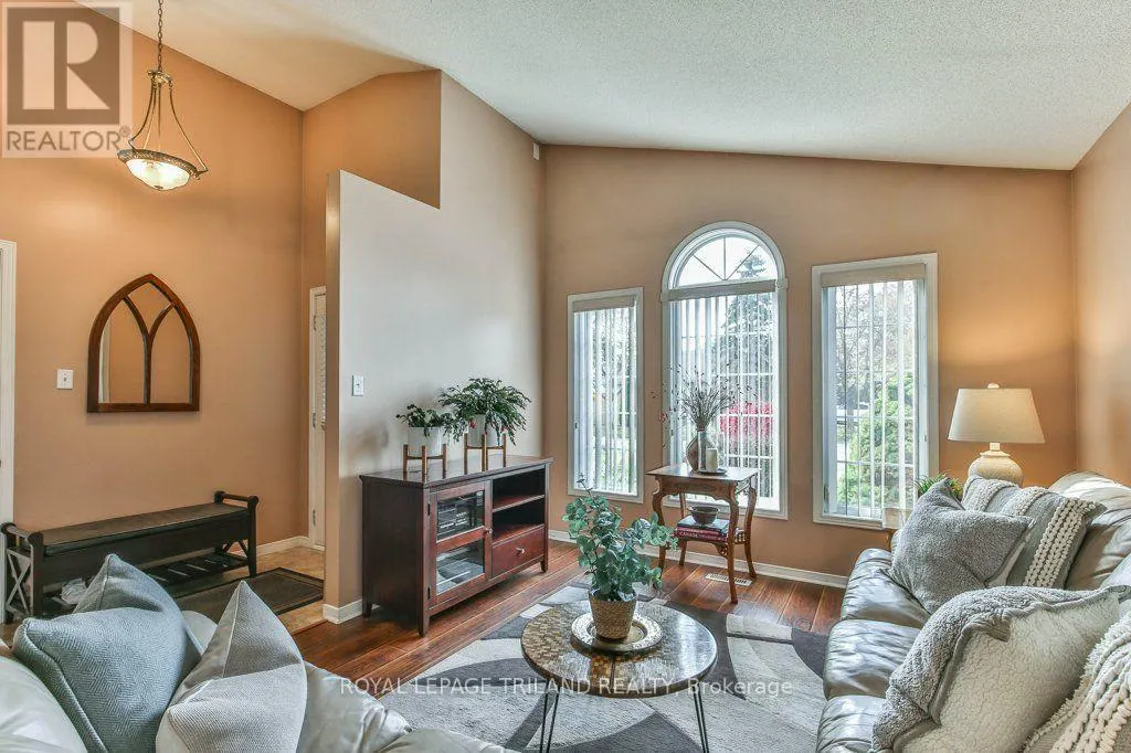 54 BOWCOTT CRESCENT