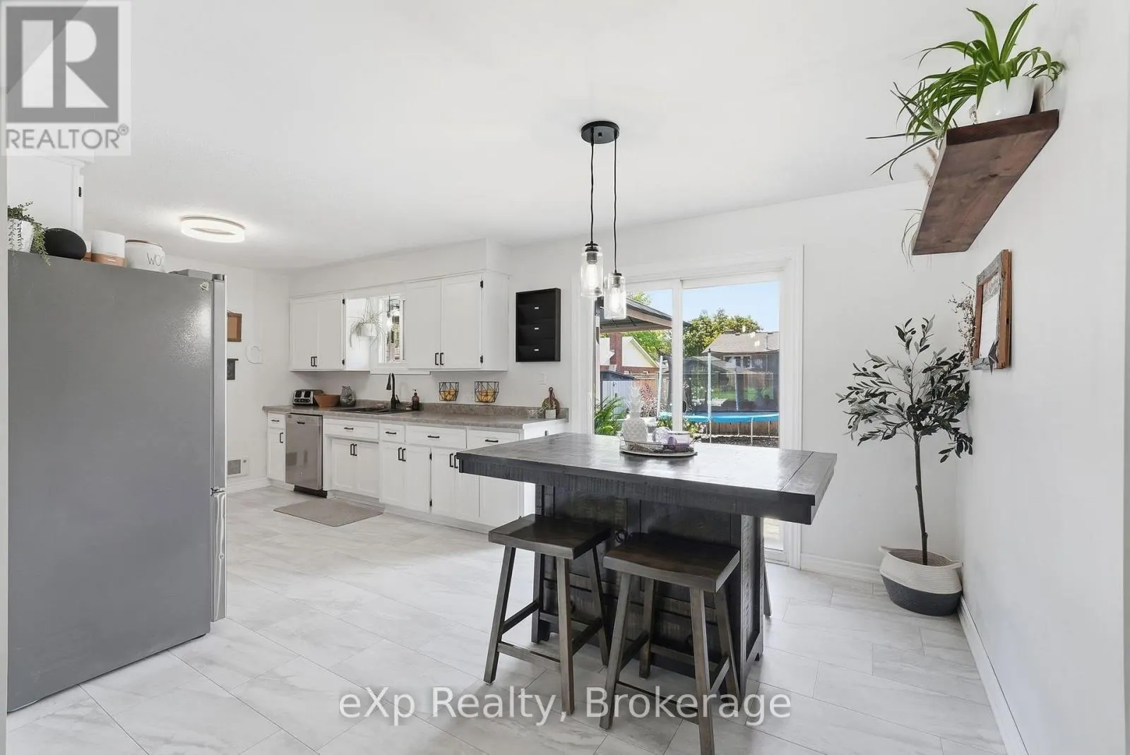 541 OAKVIEW CRESCENT