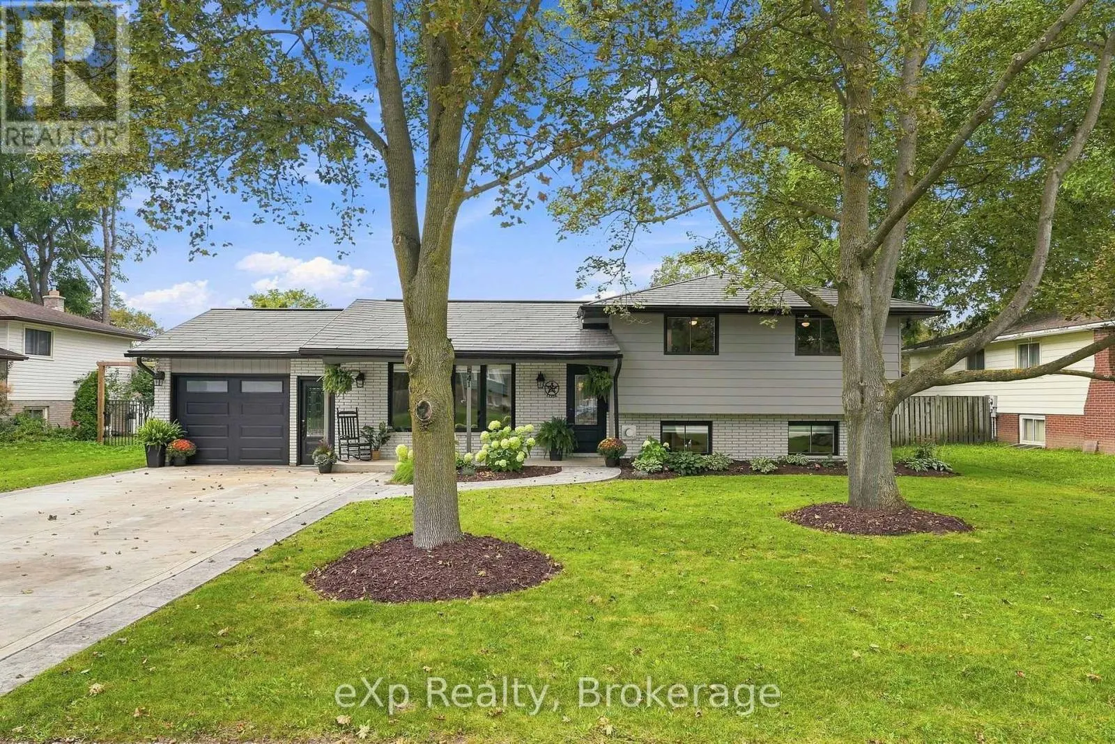 541 OAKVIEW CRESCENT