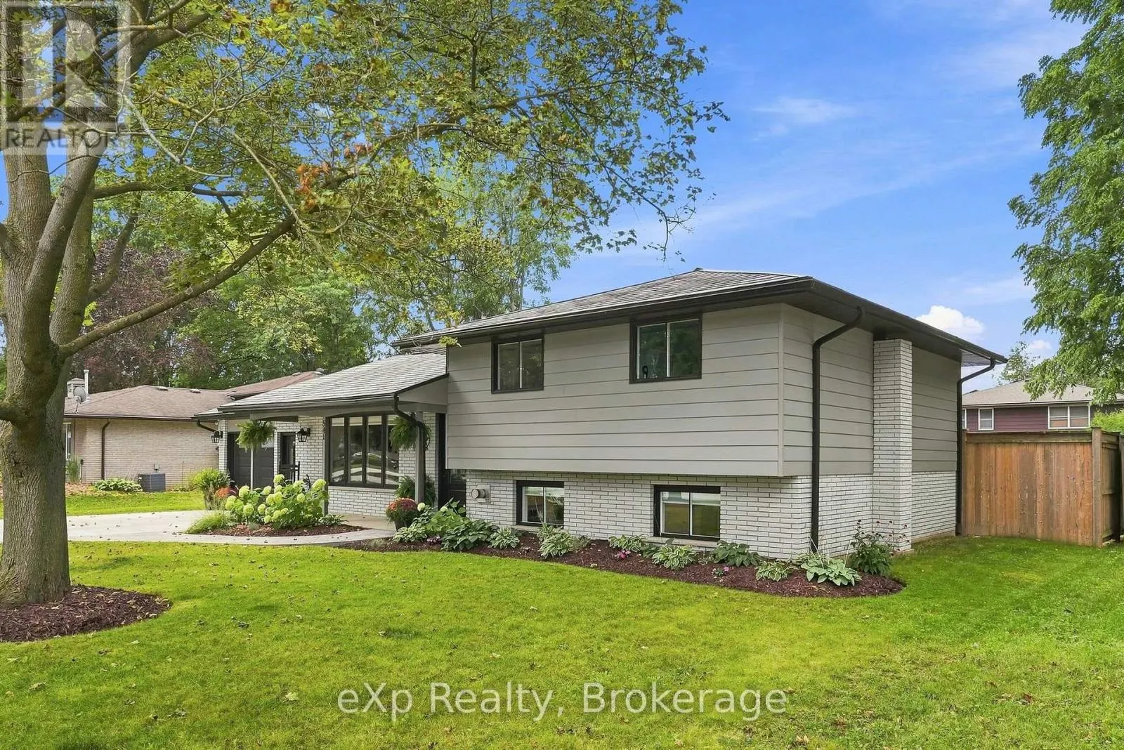 541 OAKVIEW CRESCENT