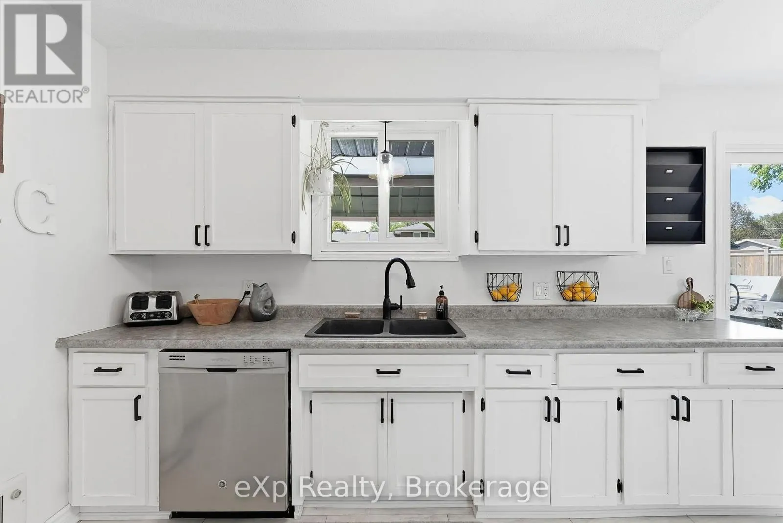 541 OAKVIEW CRESCENT