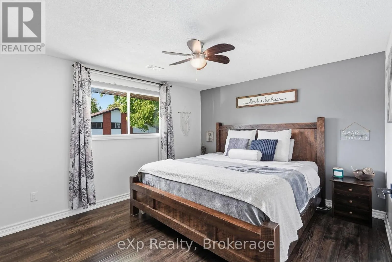 541 OAKVIEW CRESCENT