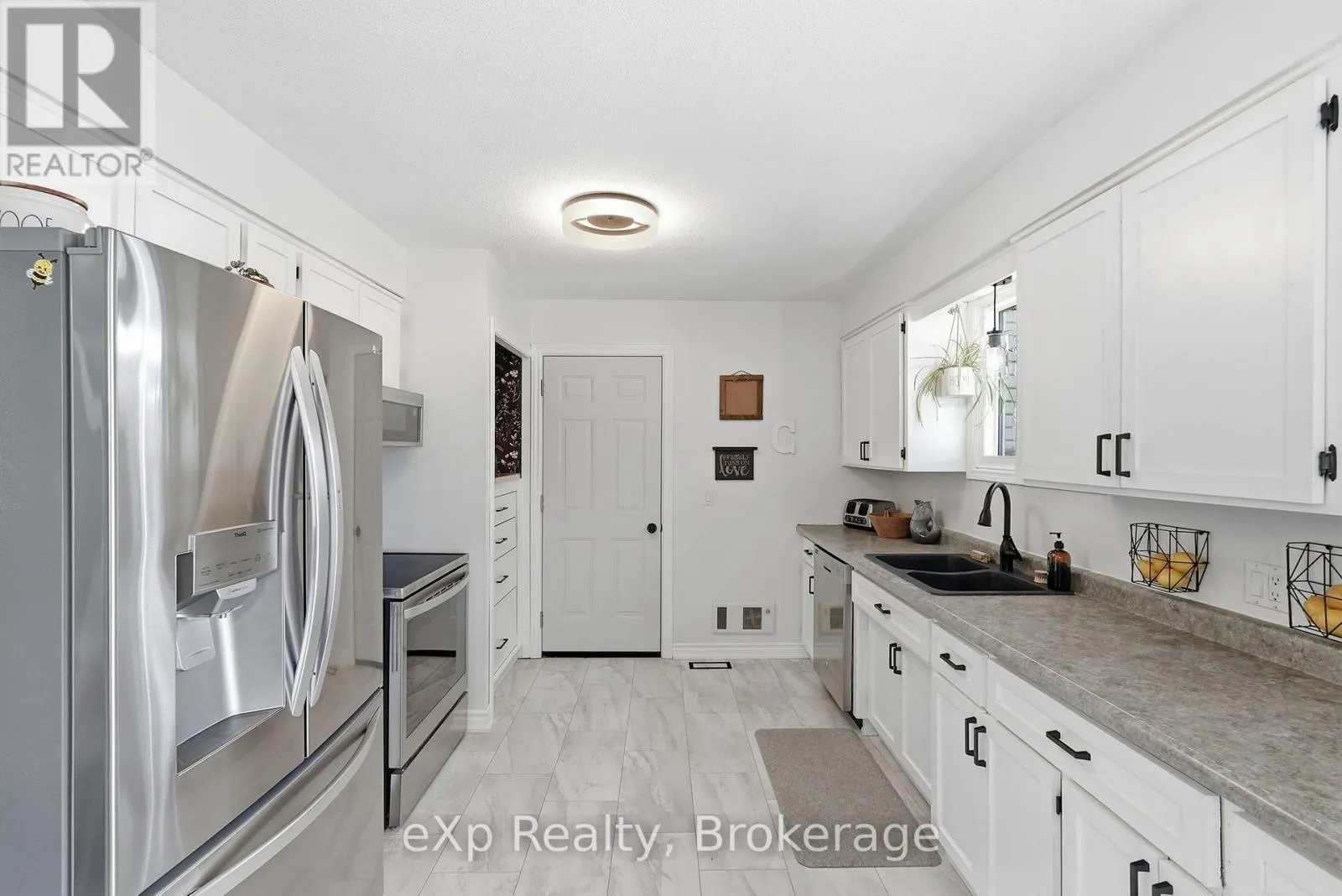 541 OAKVIEW CRESCENT