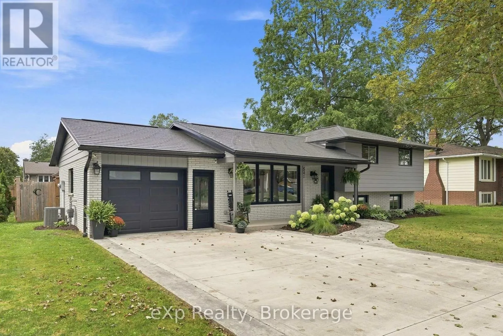 541 OAKVIEW CRESCENT