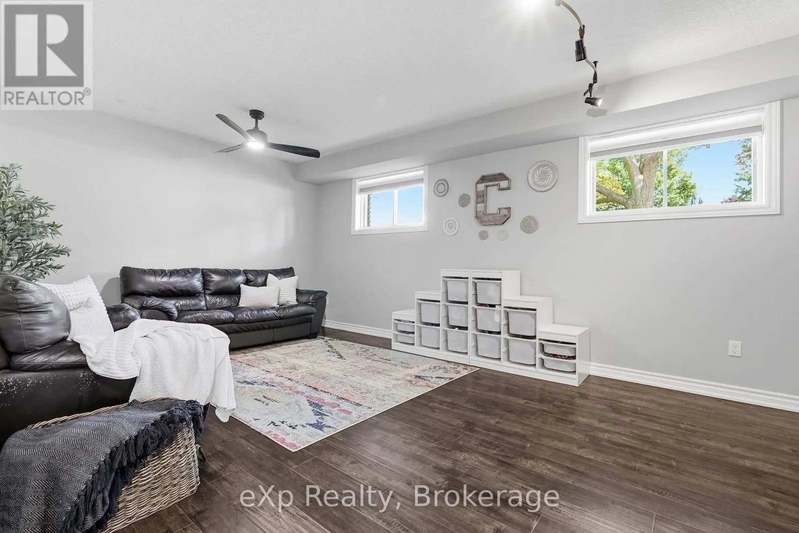 541 OAKVIEW CRESCENT
