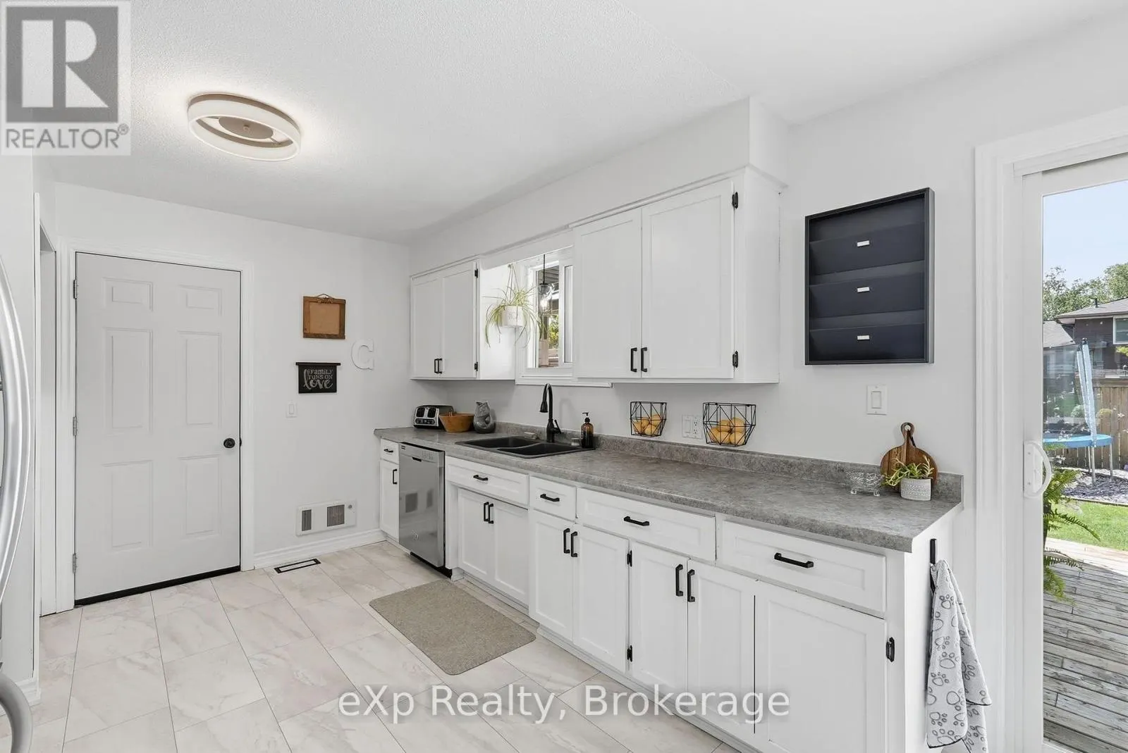 541 OAKVIEW CRESCENT