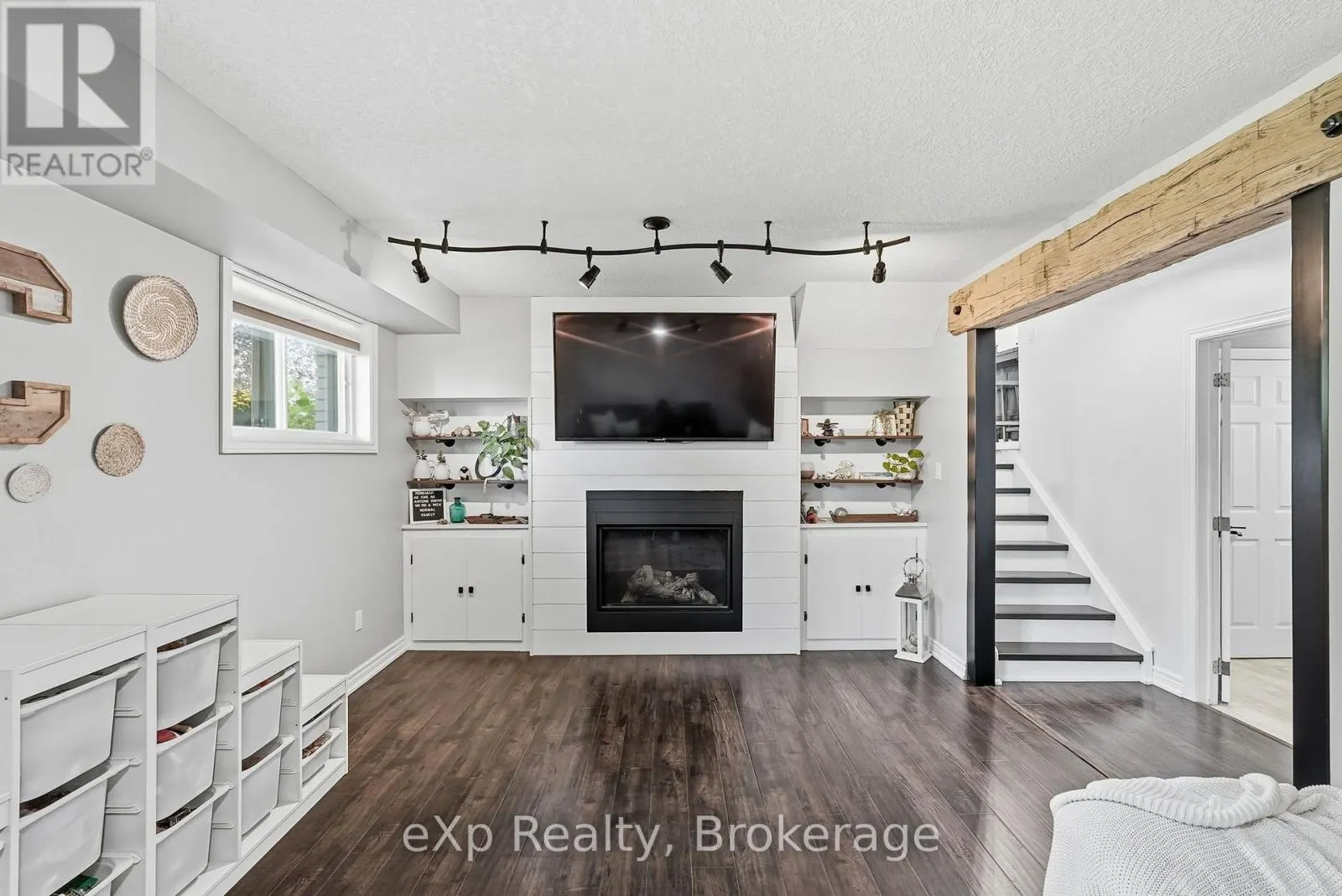 541 OAKVIEW CRESCENT