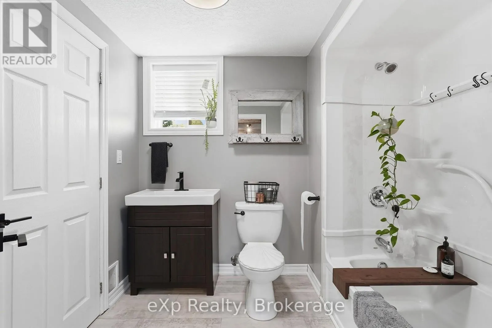 541 OAKVIEW CRESCENT