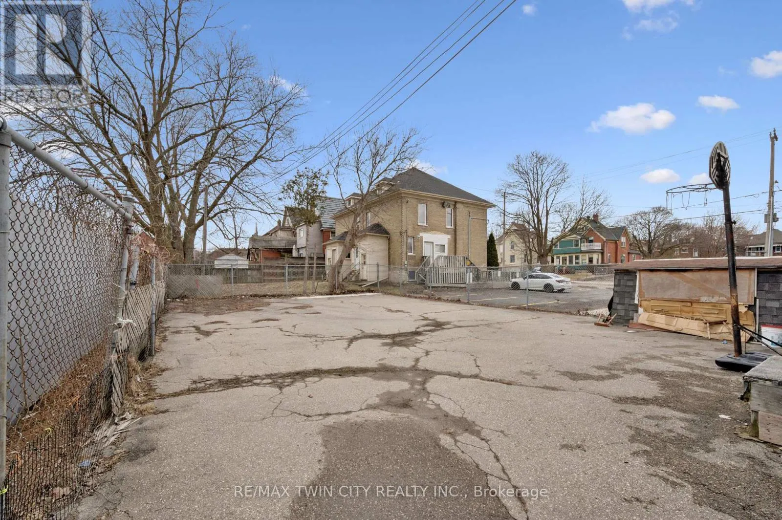 496 KING STREET E