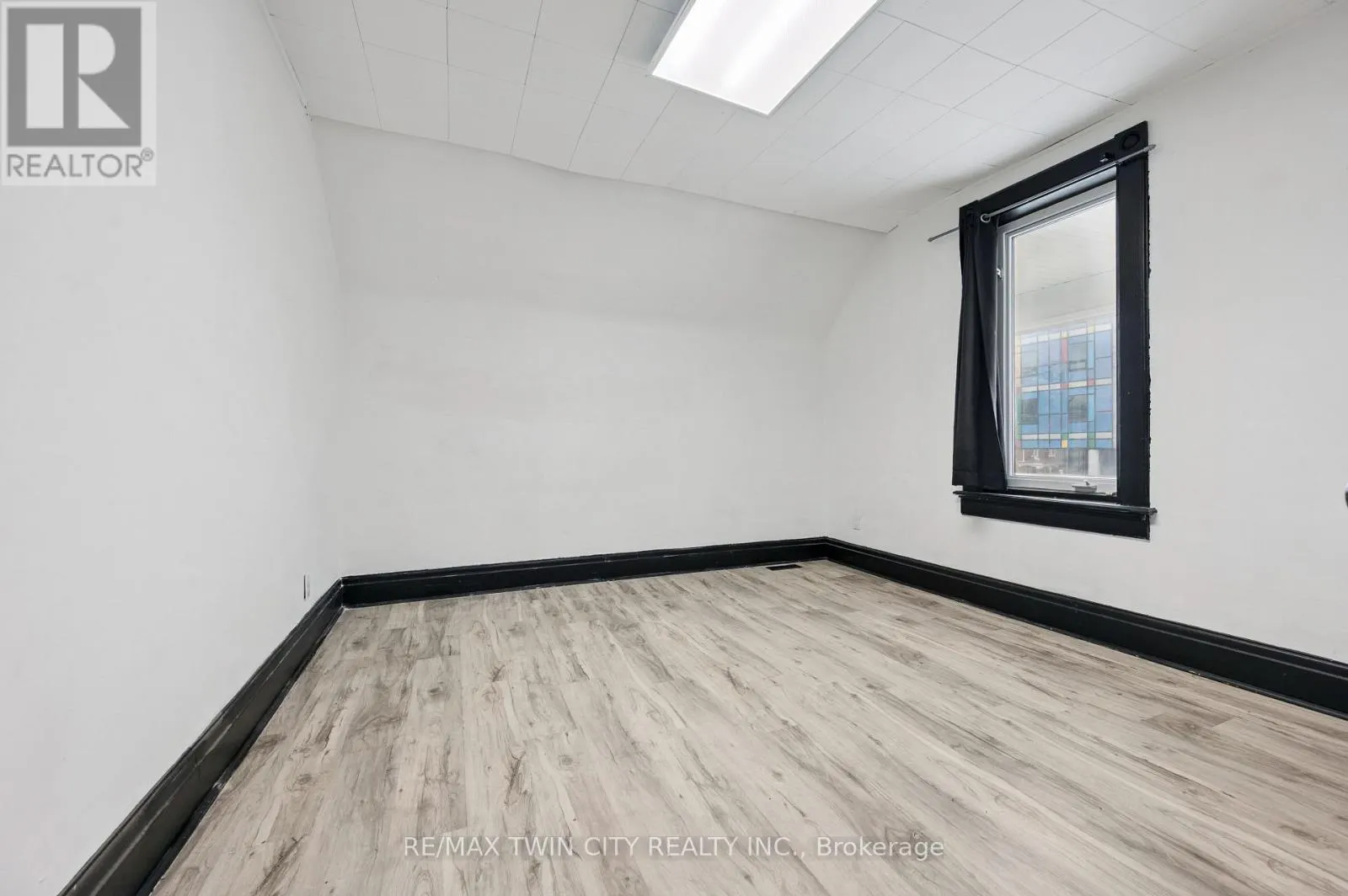 496 KING STREET E