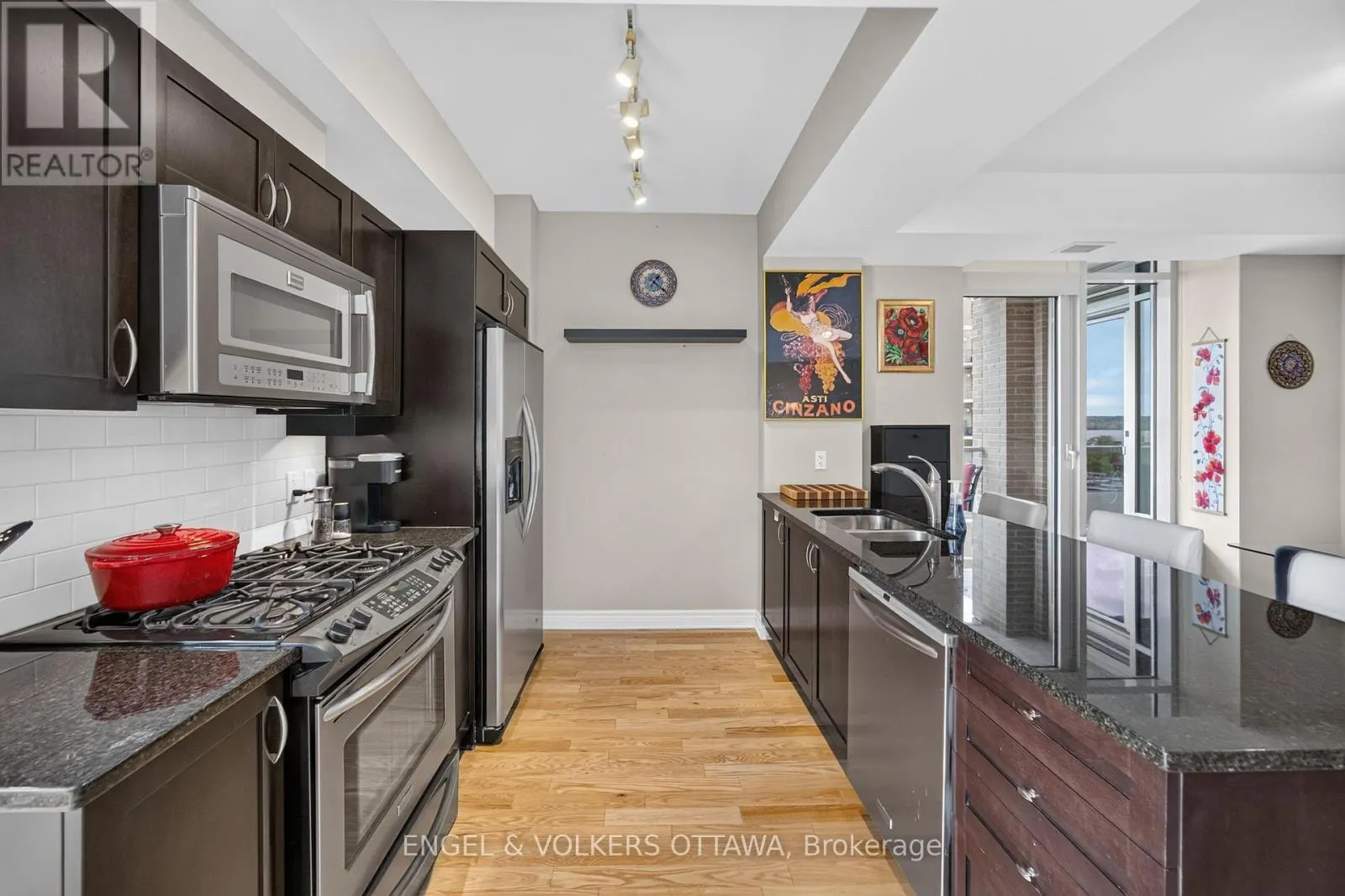 703 - 401 GOLDEN AVENUE