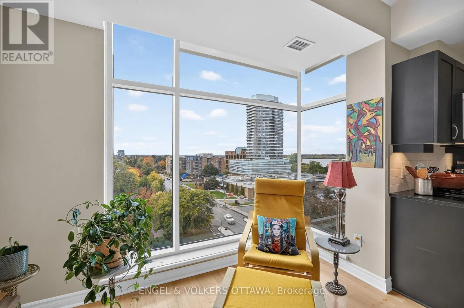 703 - 401 GOLDEN AVENUE