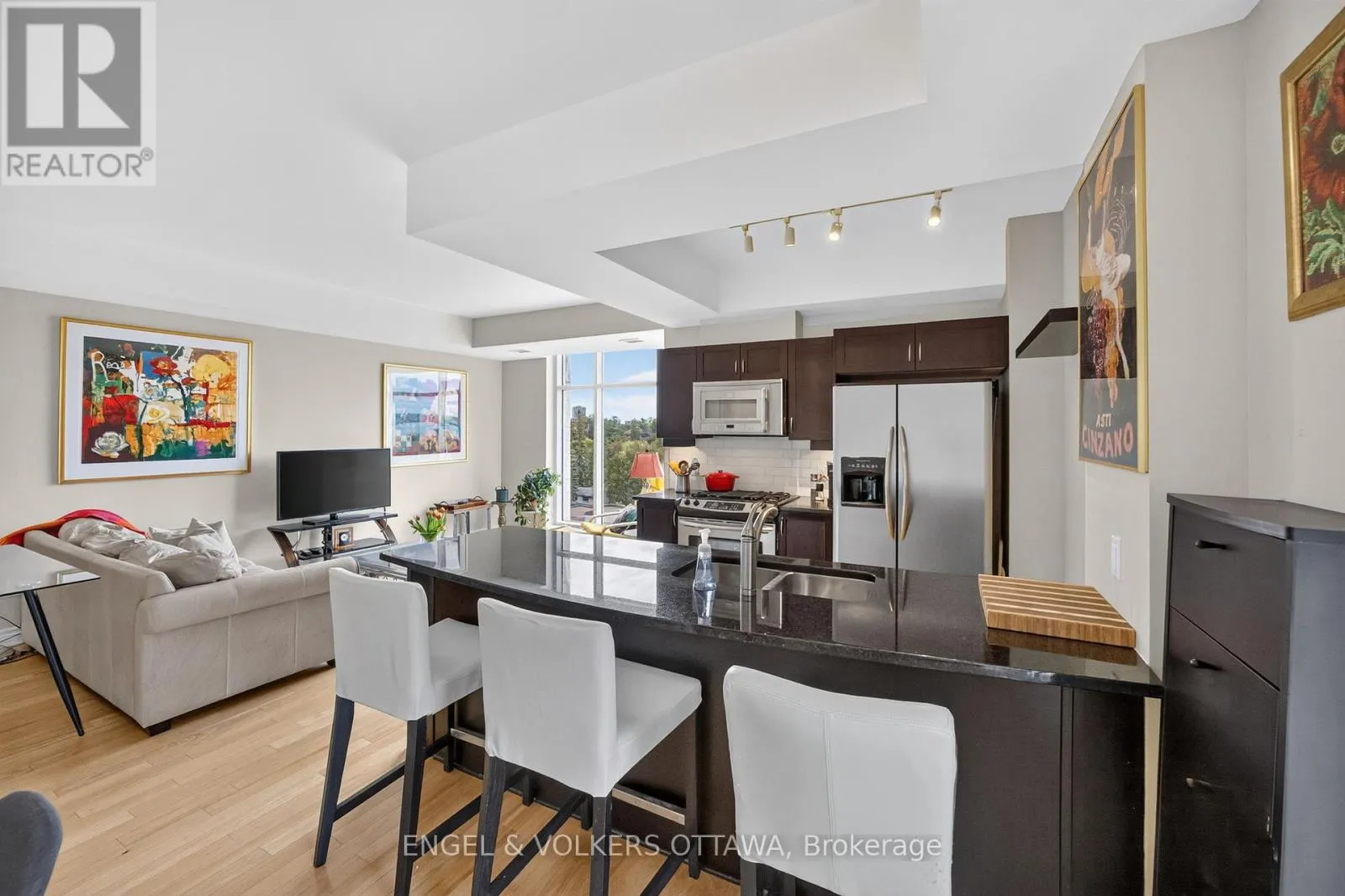 703 - 401 GOLDEN AVENUE
