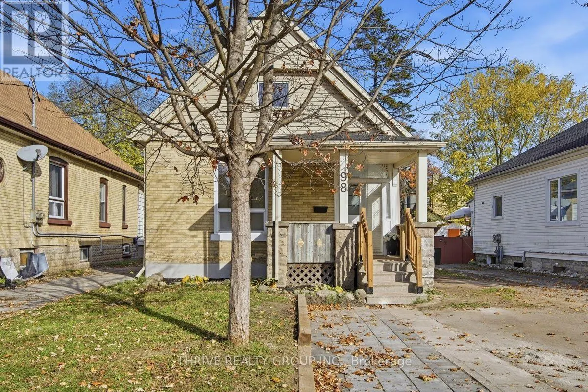 98 MAMELON STREET E