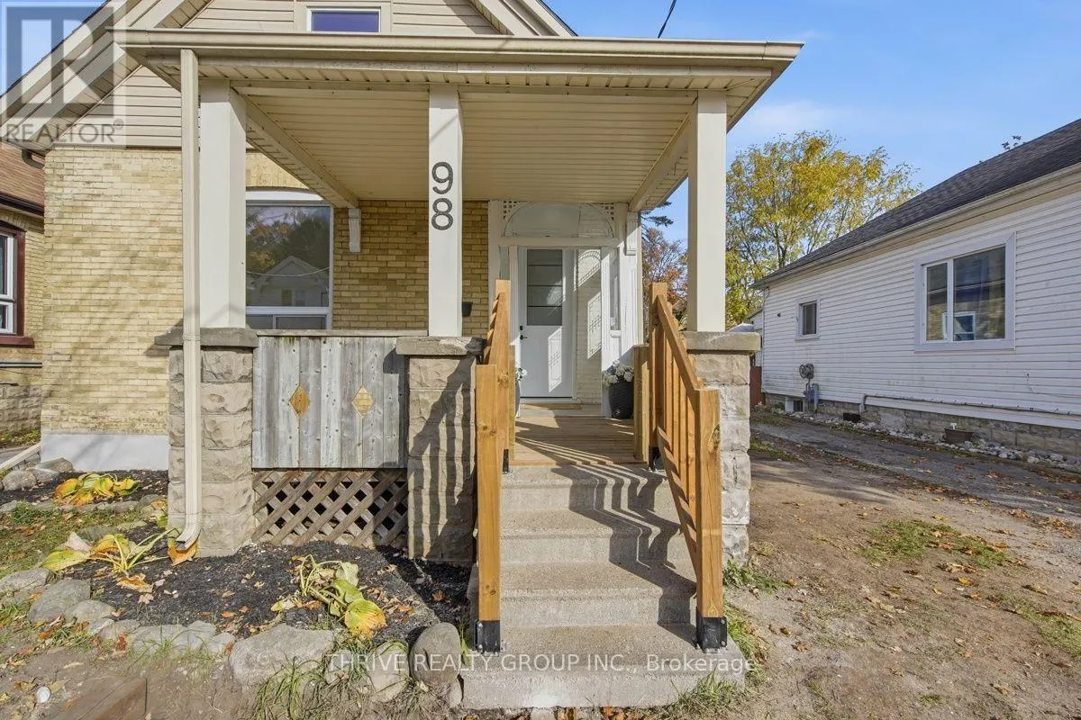 98 MAMELON STREET E