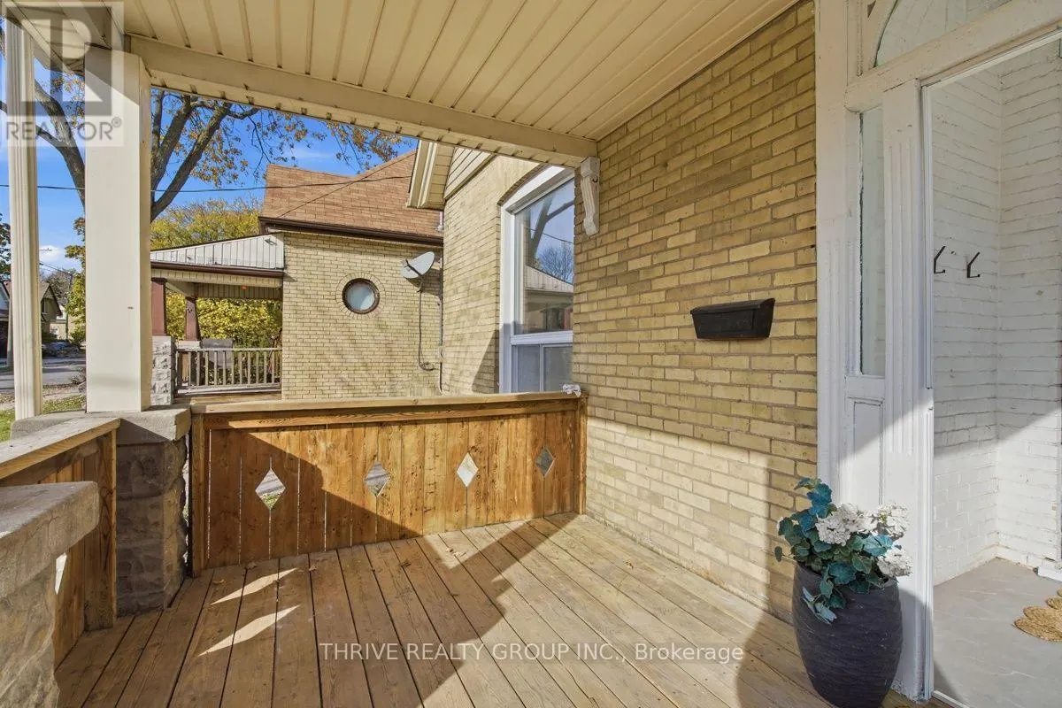 98 MAMELON STREET E
