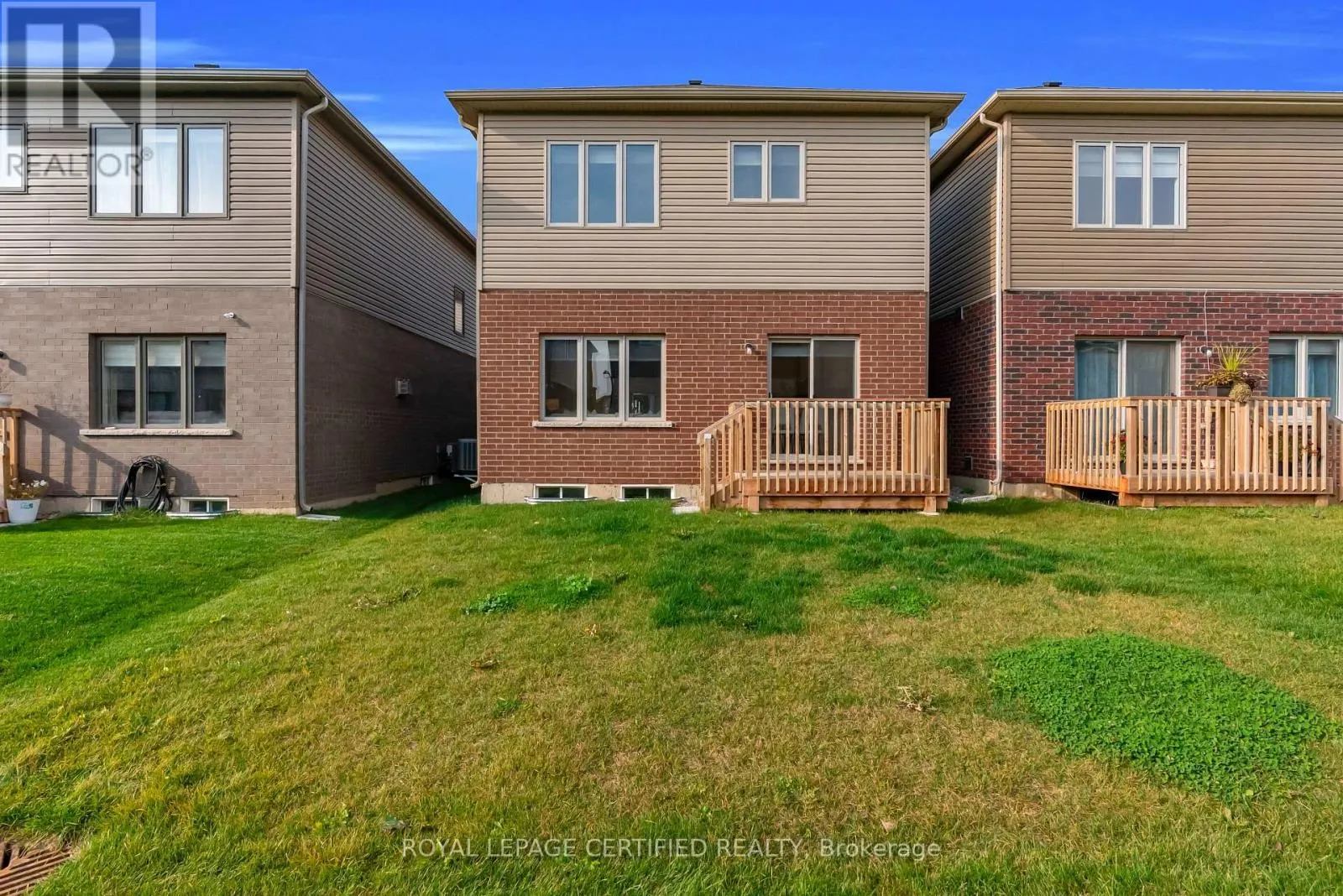 18 WAKELING DRIVE