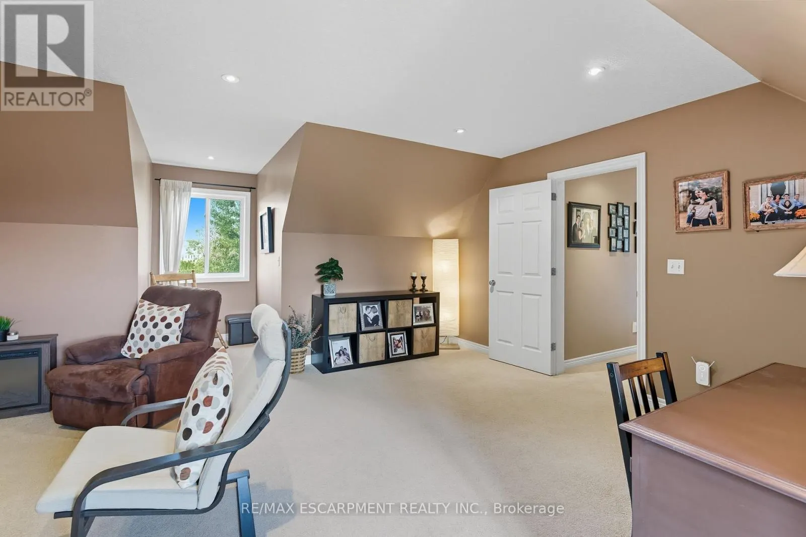 4 BLACKBURN CRESCENT
