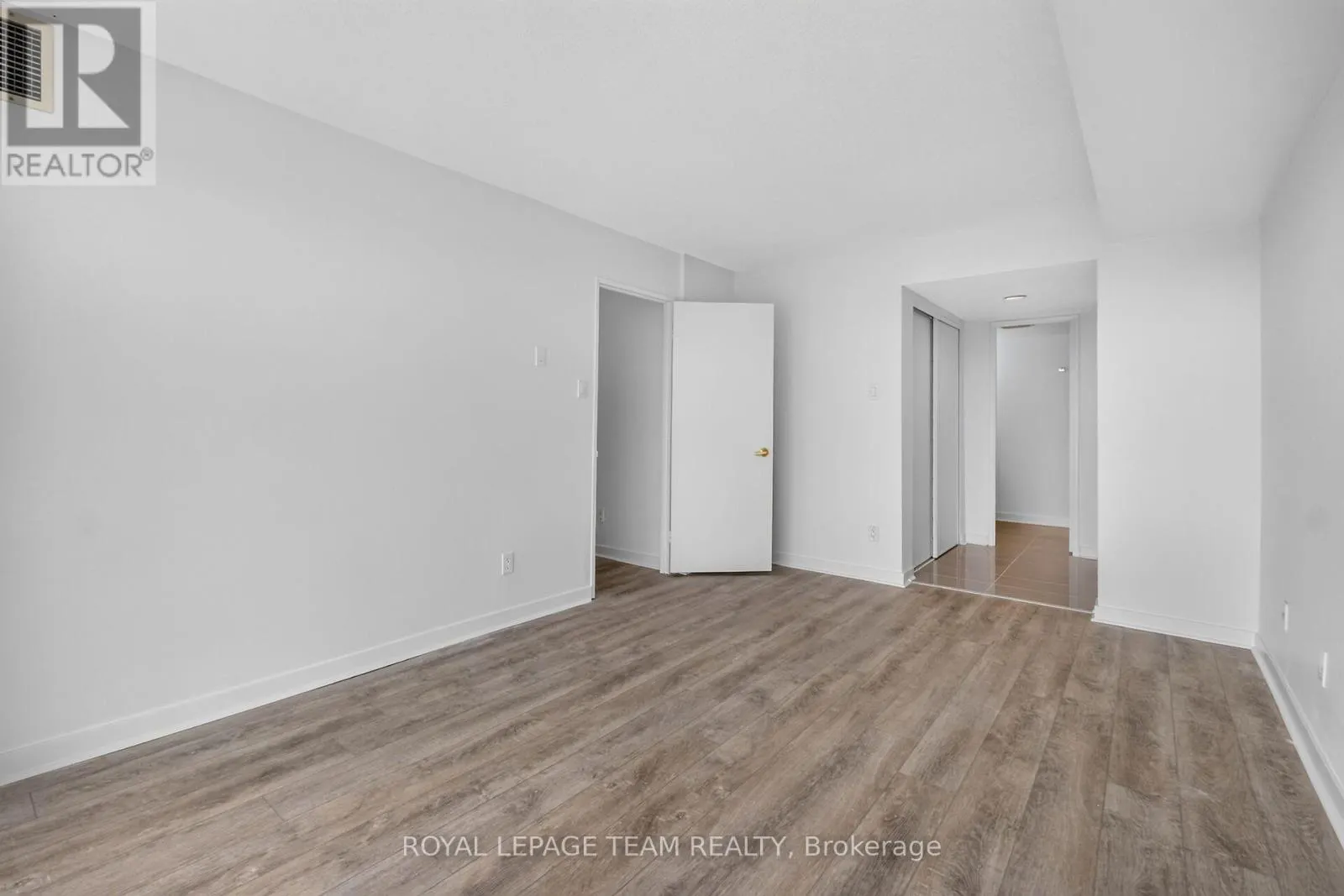 104 - 545 ST LAURENT BOULEVARD