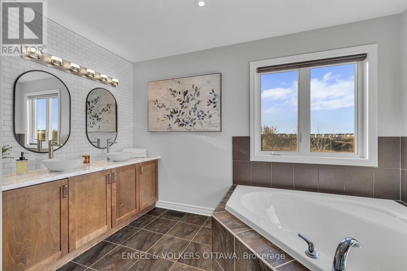 1080 NORTHGRAVES CRESCENT