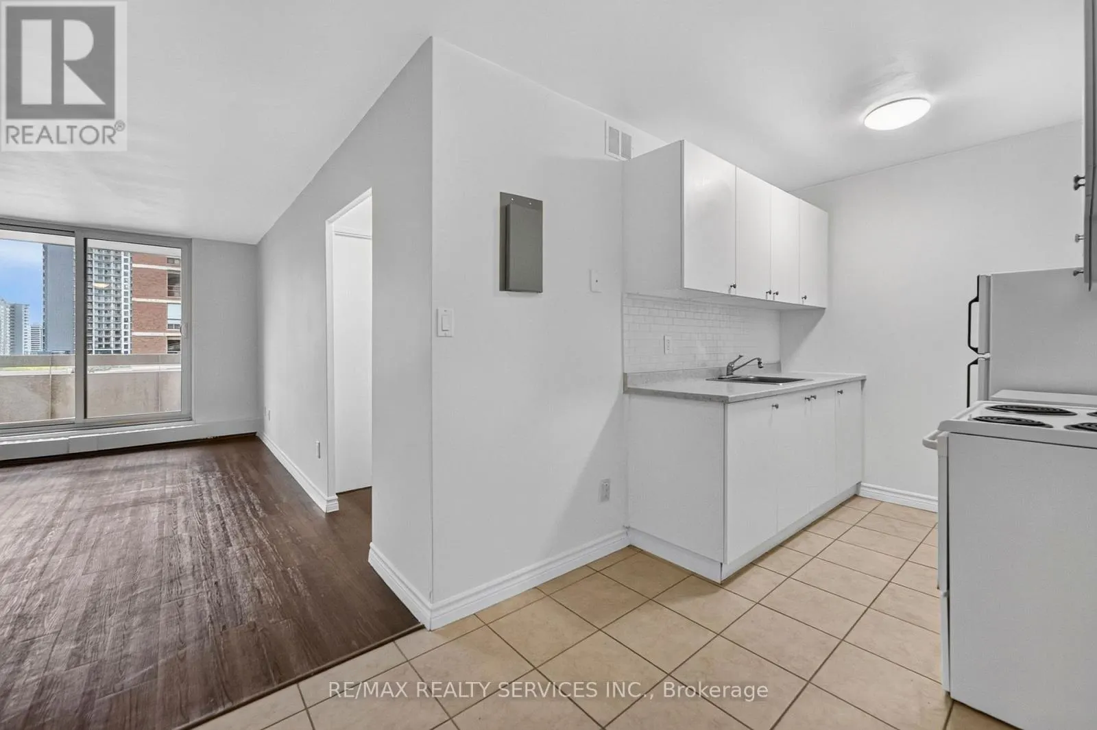 804 - 223 JACKSON STREET W