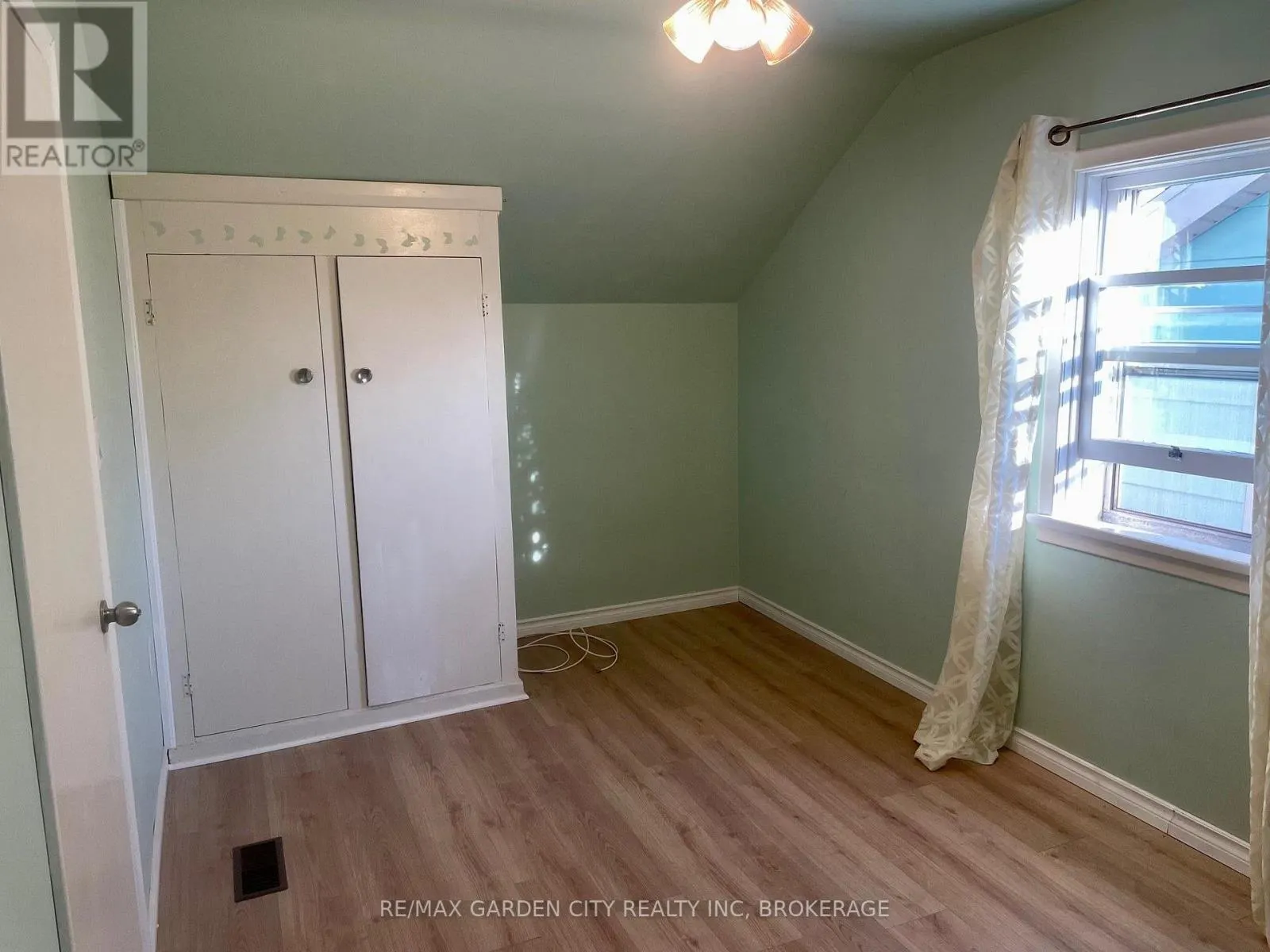14 WELLAND STREET S