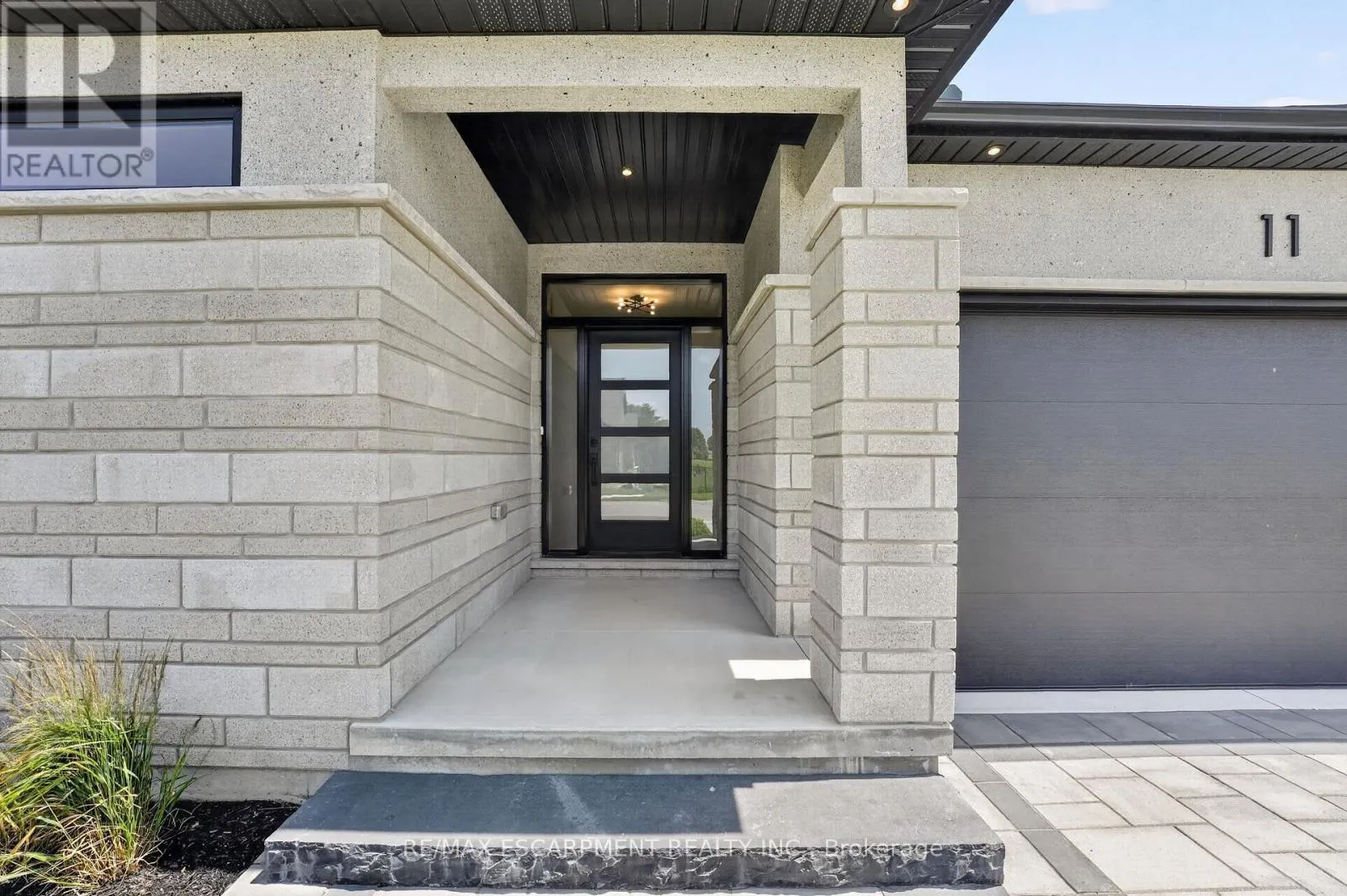 11 OAKLEY DRIVE