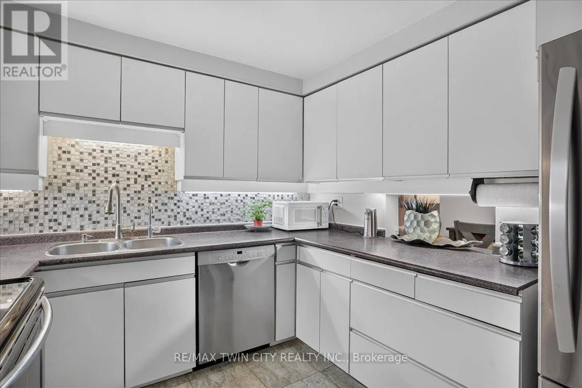 6 - 250 KINGSWOOD DRIVE