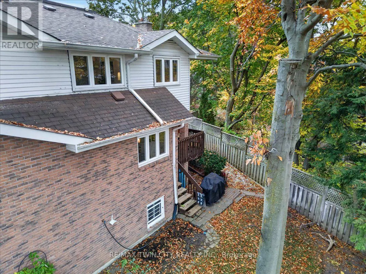 6 - 250 KINGSWOOD DRIVE