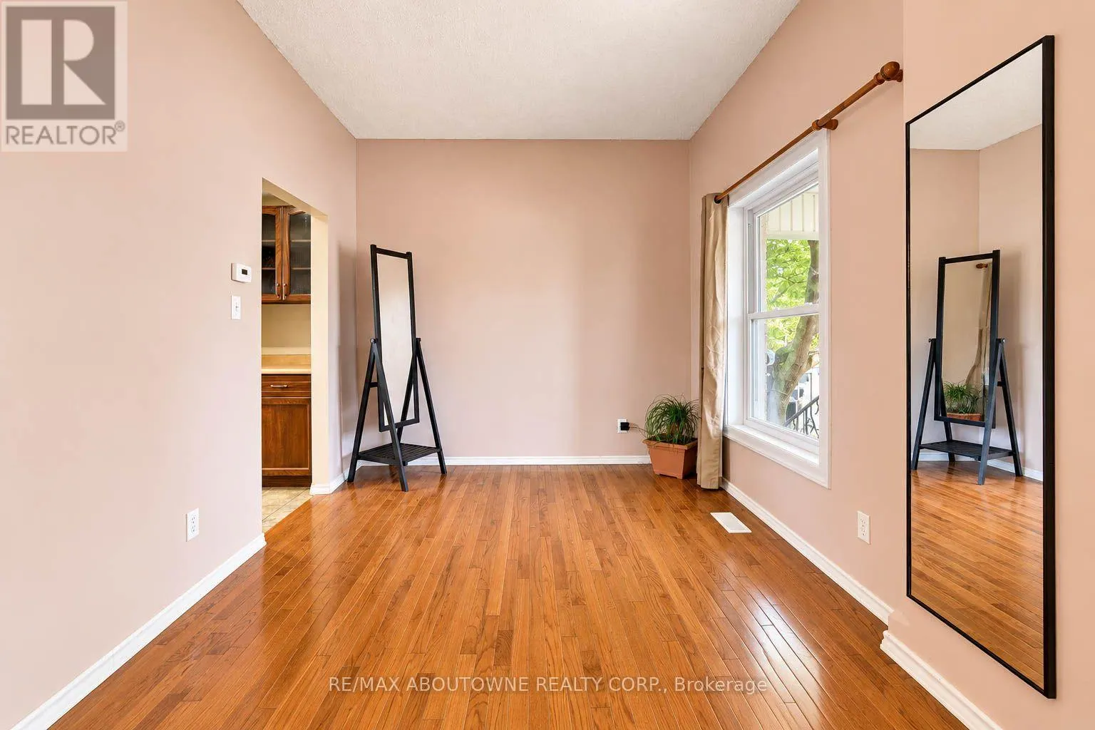 81 GLENDALE AVENUE N