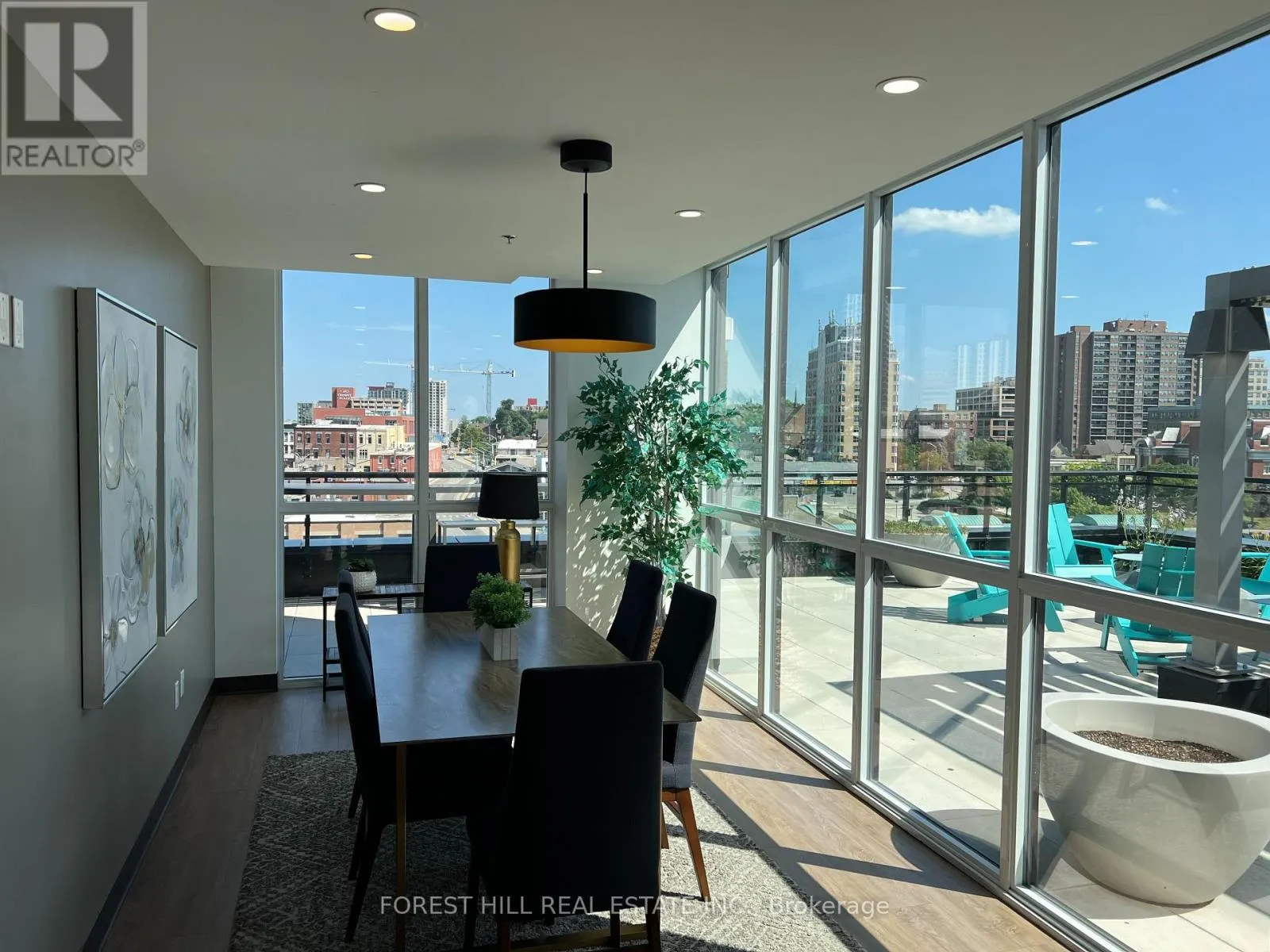 602 - 60 CHARLES STREET W