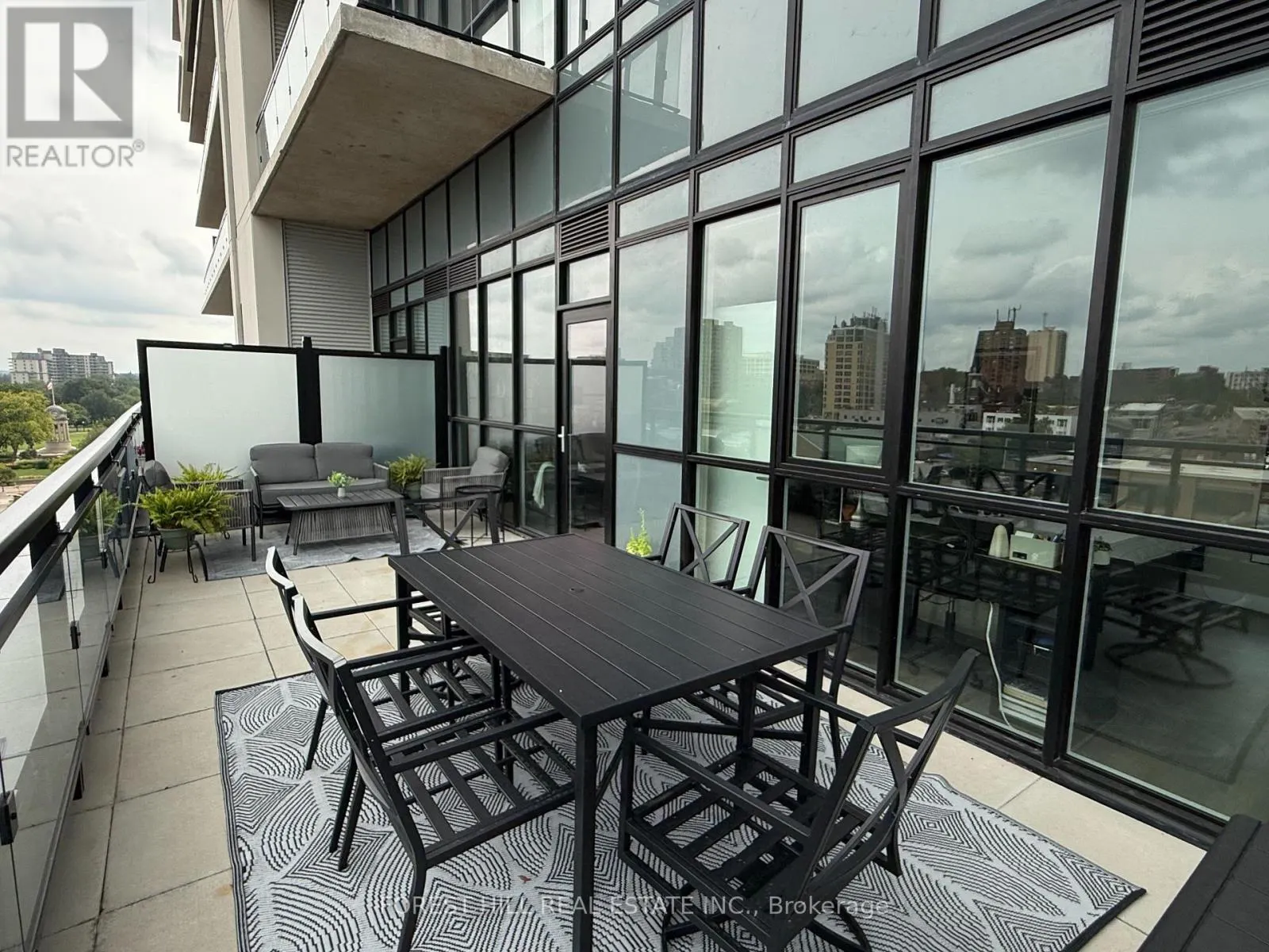 602 - 60 CHARLES STREET W