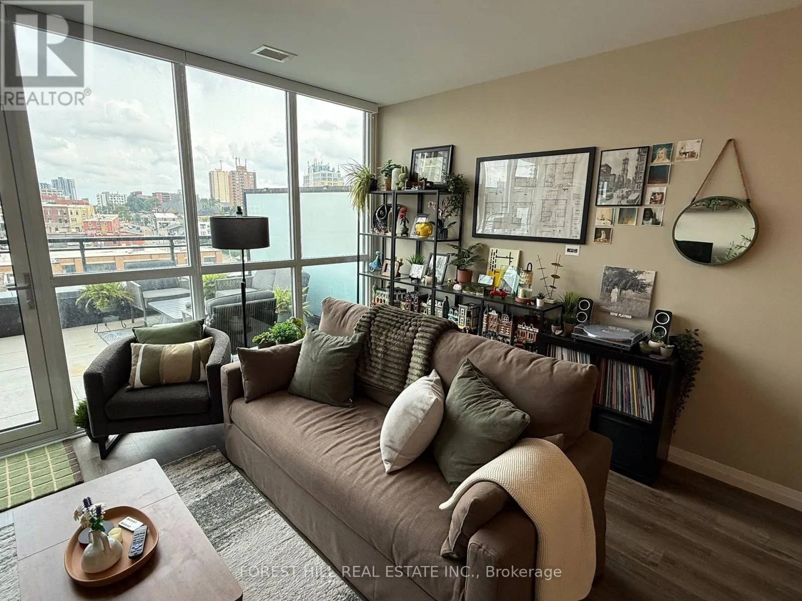 602 - 60 CHARLES STREET W