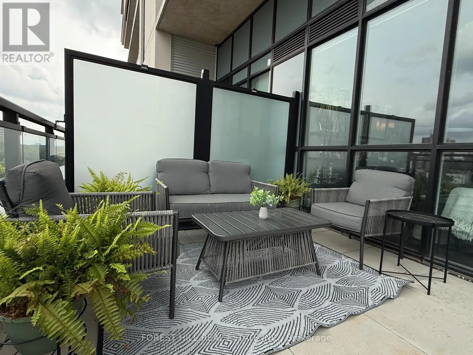 602 - 60 CHARLES STREET W