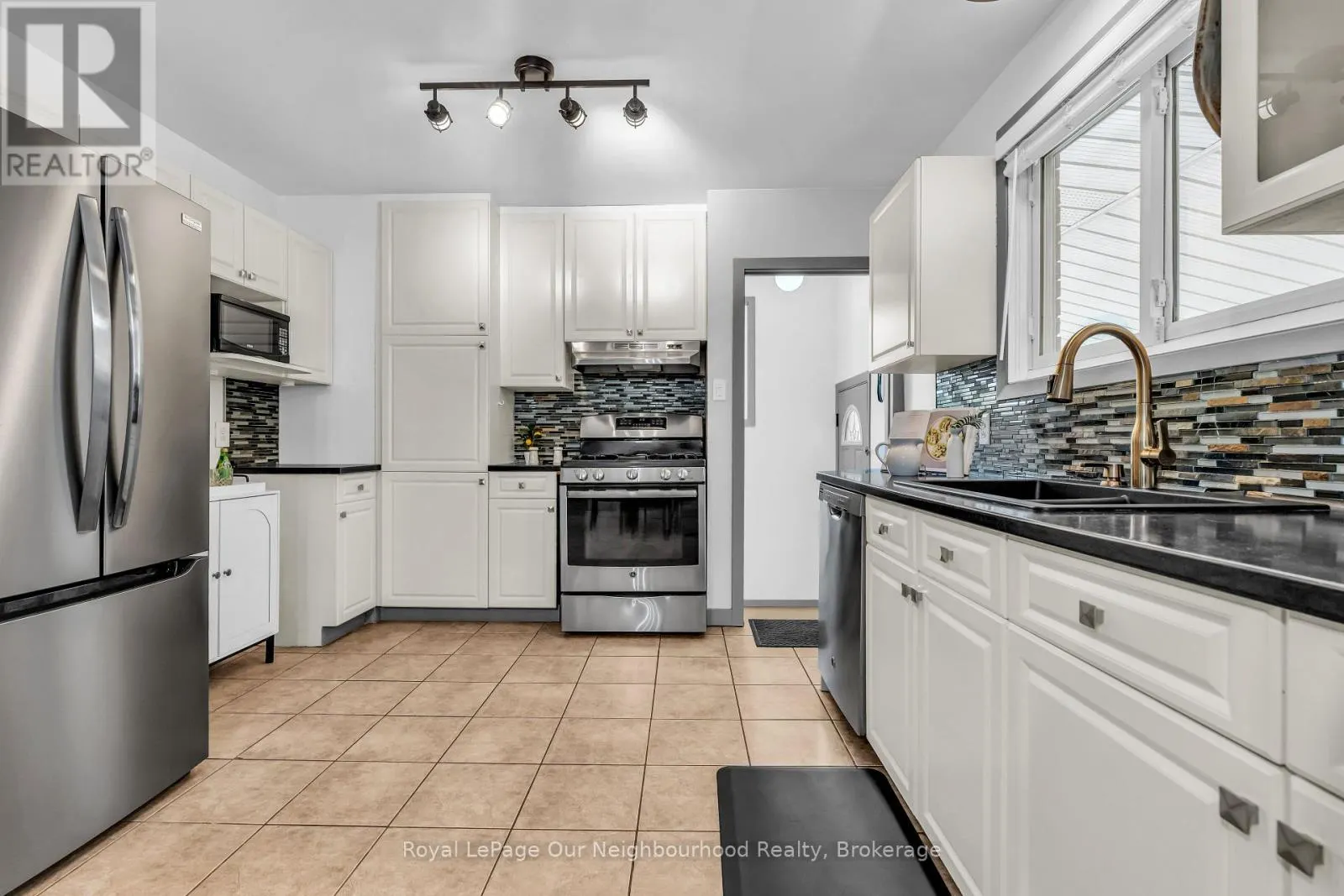 9 KENWOOD CRESCENT