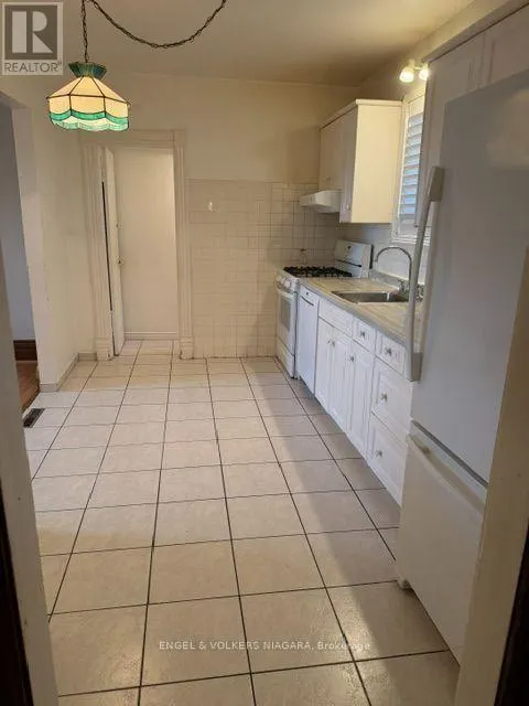 5821 LEONARD AVENUE
