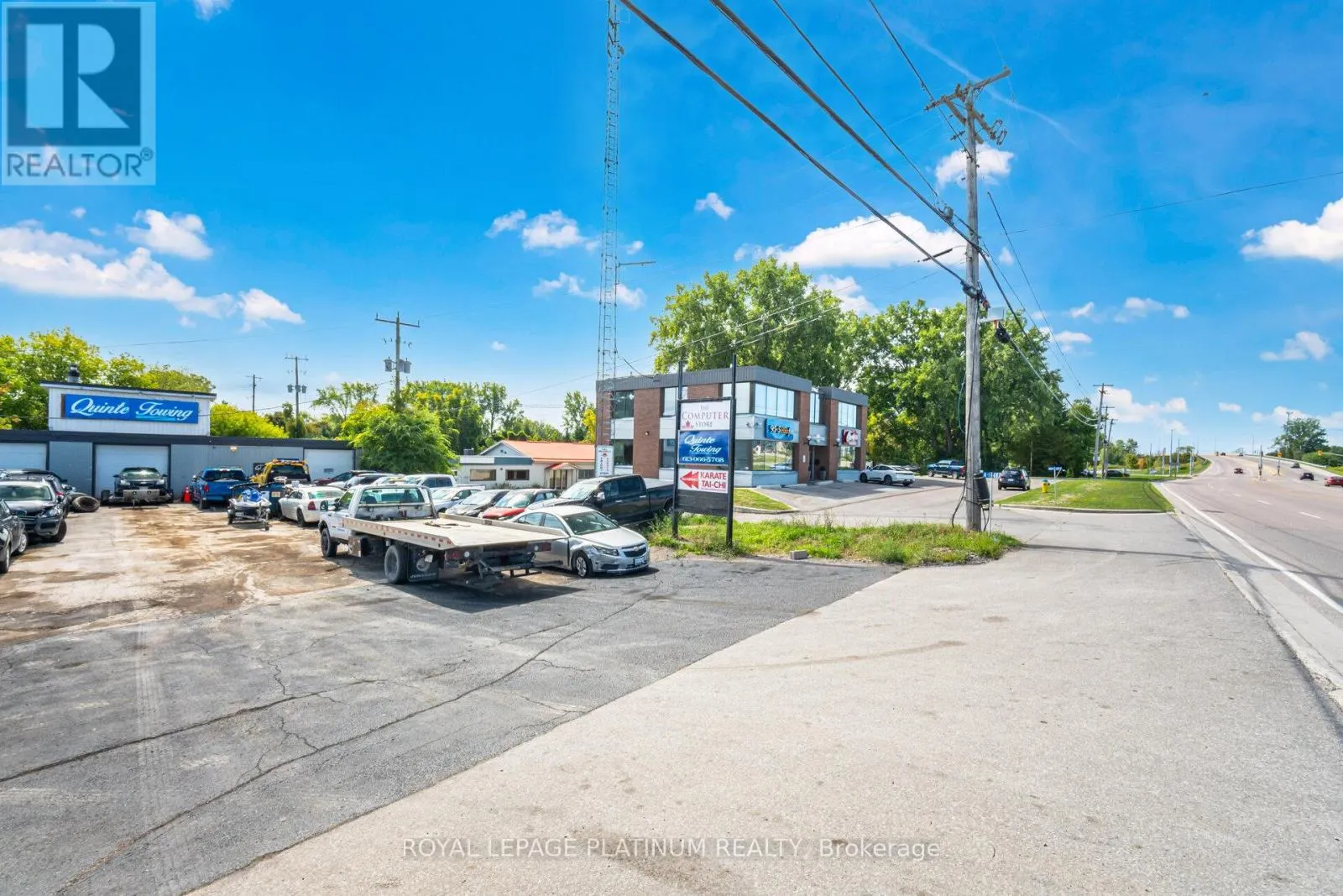4 - 481 DUNDAS STREET W