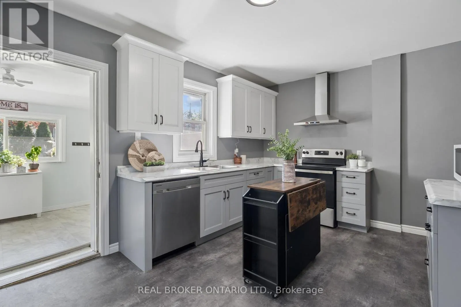 324 DALY STREET