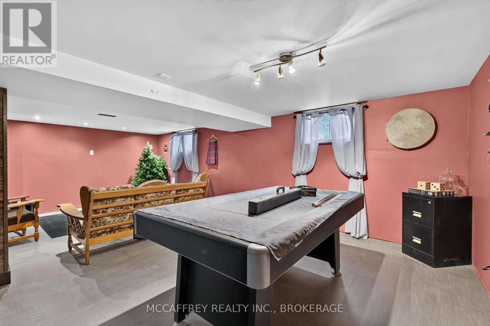 220 THOMAS STREET W