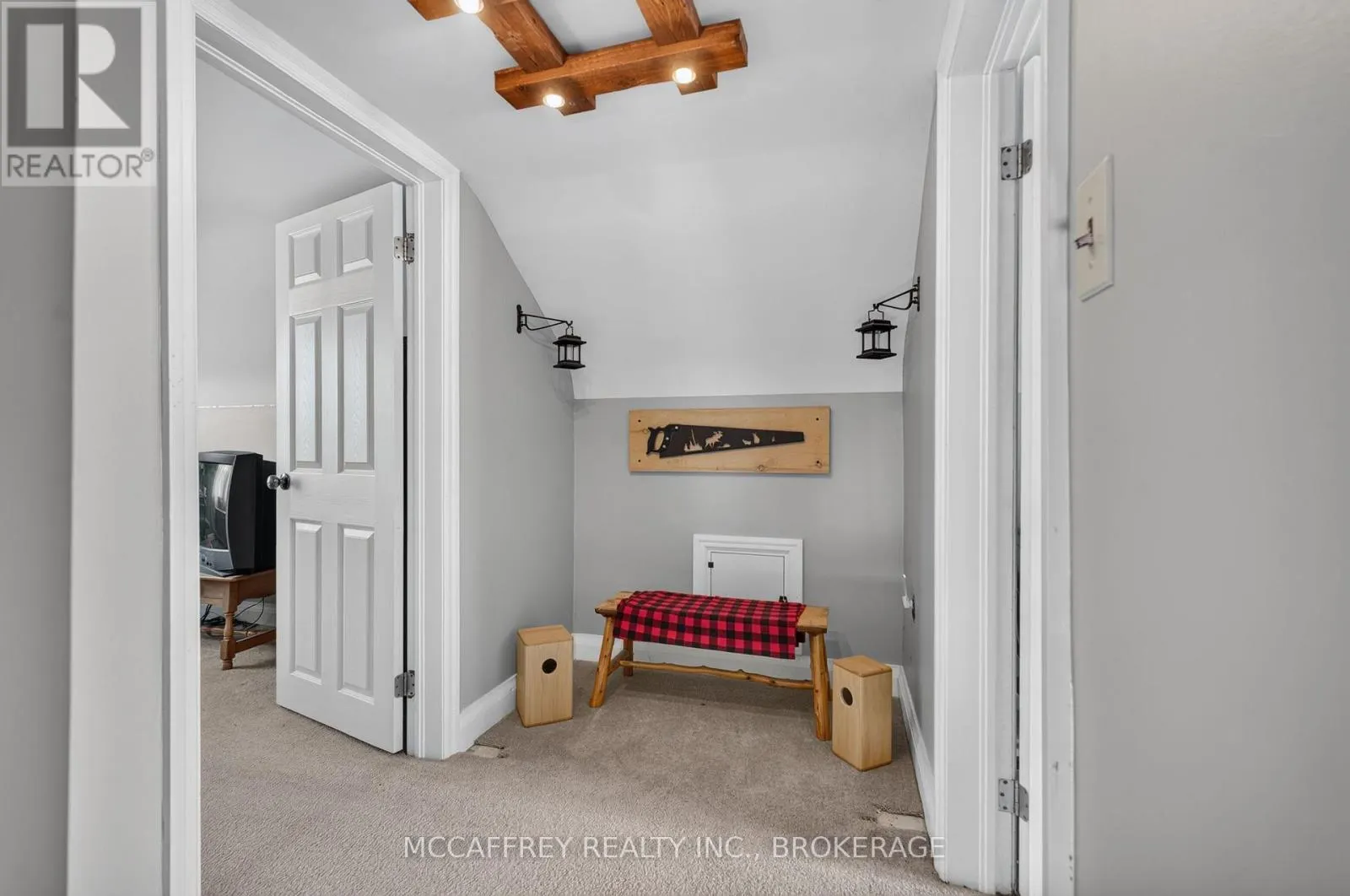 220 THOMAS STREET W
