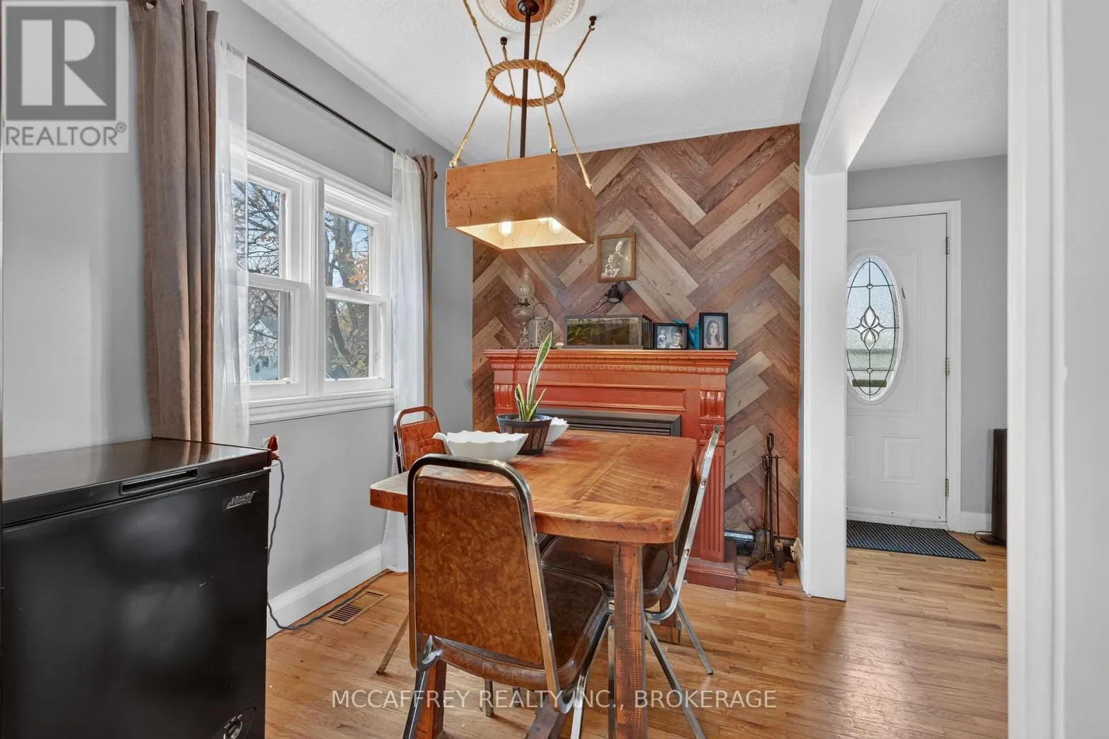 220 THOMAS STREET W