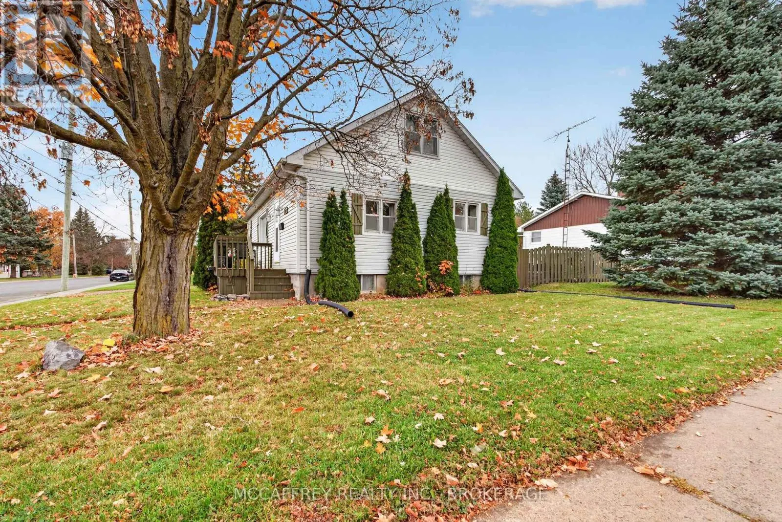 220 THOMAS STREET W