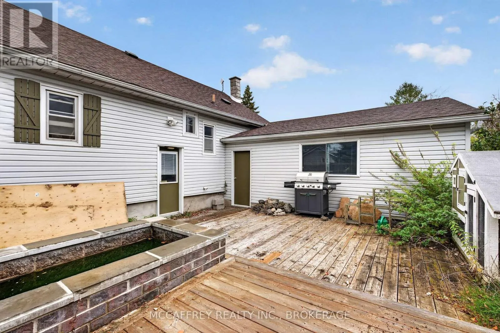 220 THOMAS STREET W