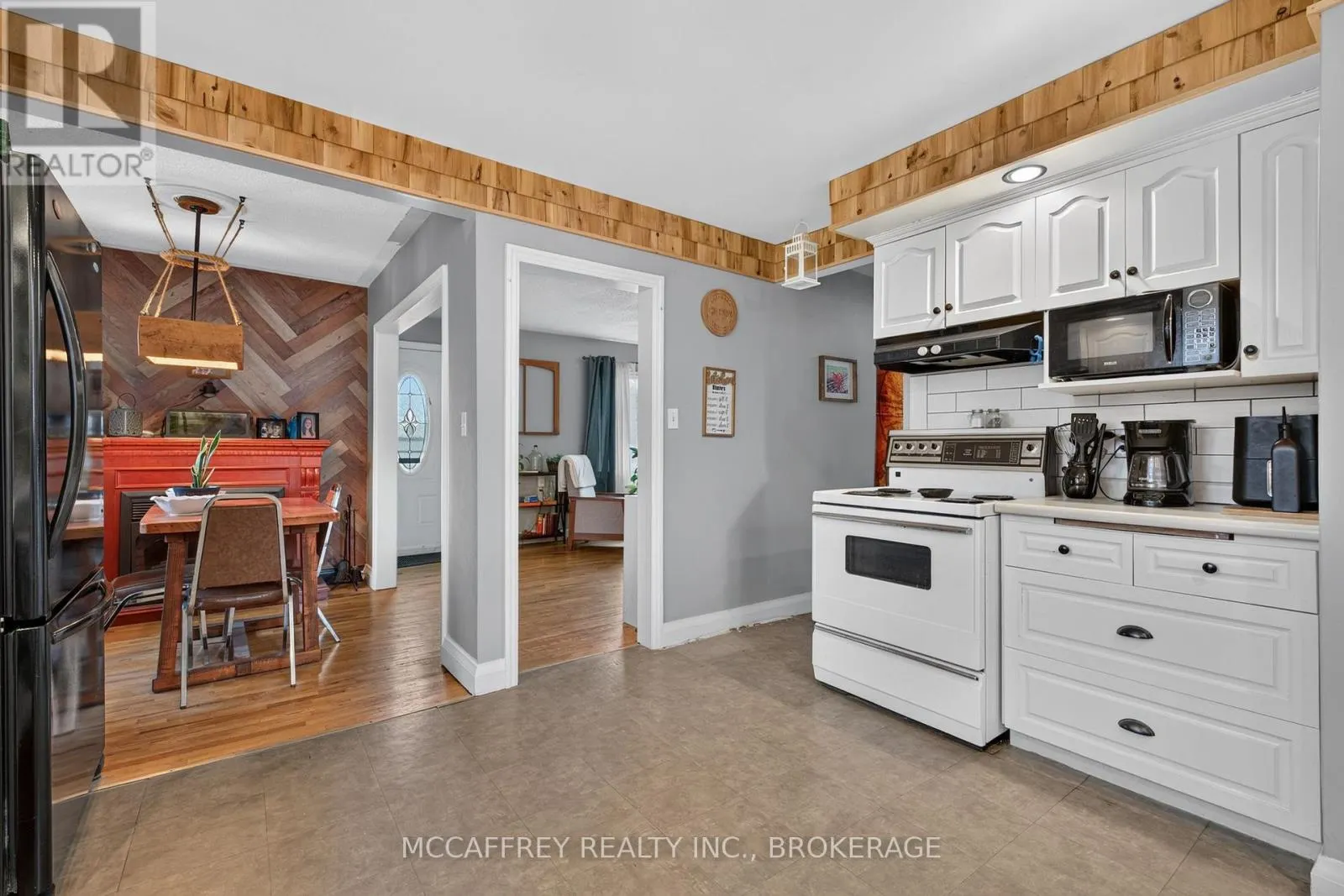 220 THOMAS STREET W