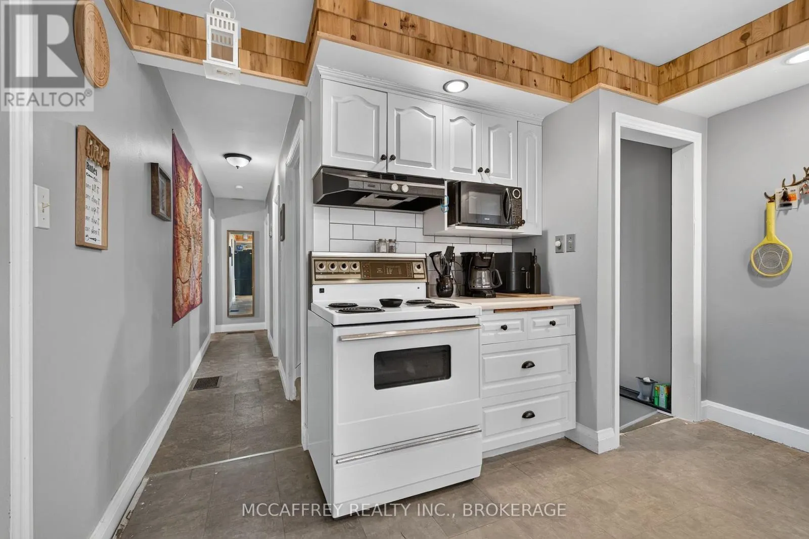 220 THOMAS STREET W
